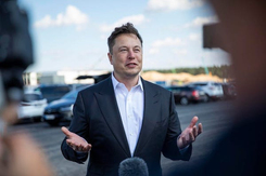 Chưa đầy một năm Elon Musk mất hơn 100 tỷ USD