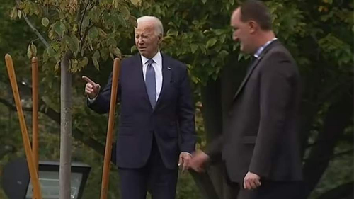 Ông Biden ‘lạc lối’ trong khu vườn Nhà Trắng sau lễ trồng cây