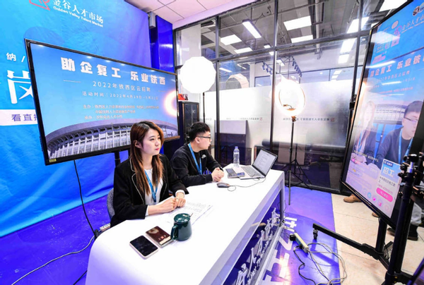 Doanh nghiệp Trung Quốc livestream để tìm người làm