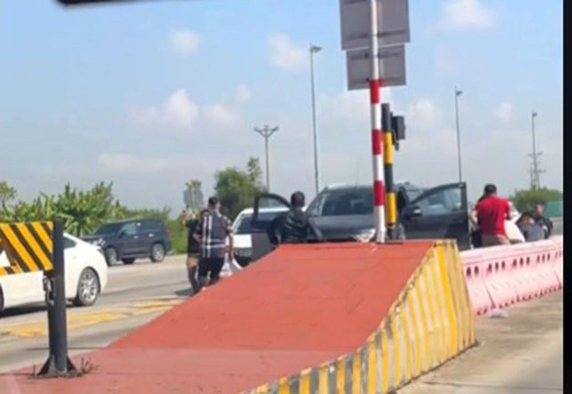 Cảnh sát nổ súng khống chế 4 đối tượng nghi vận chuyển ma túy trên cao tốc ảnh 2