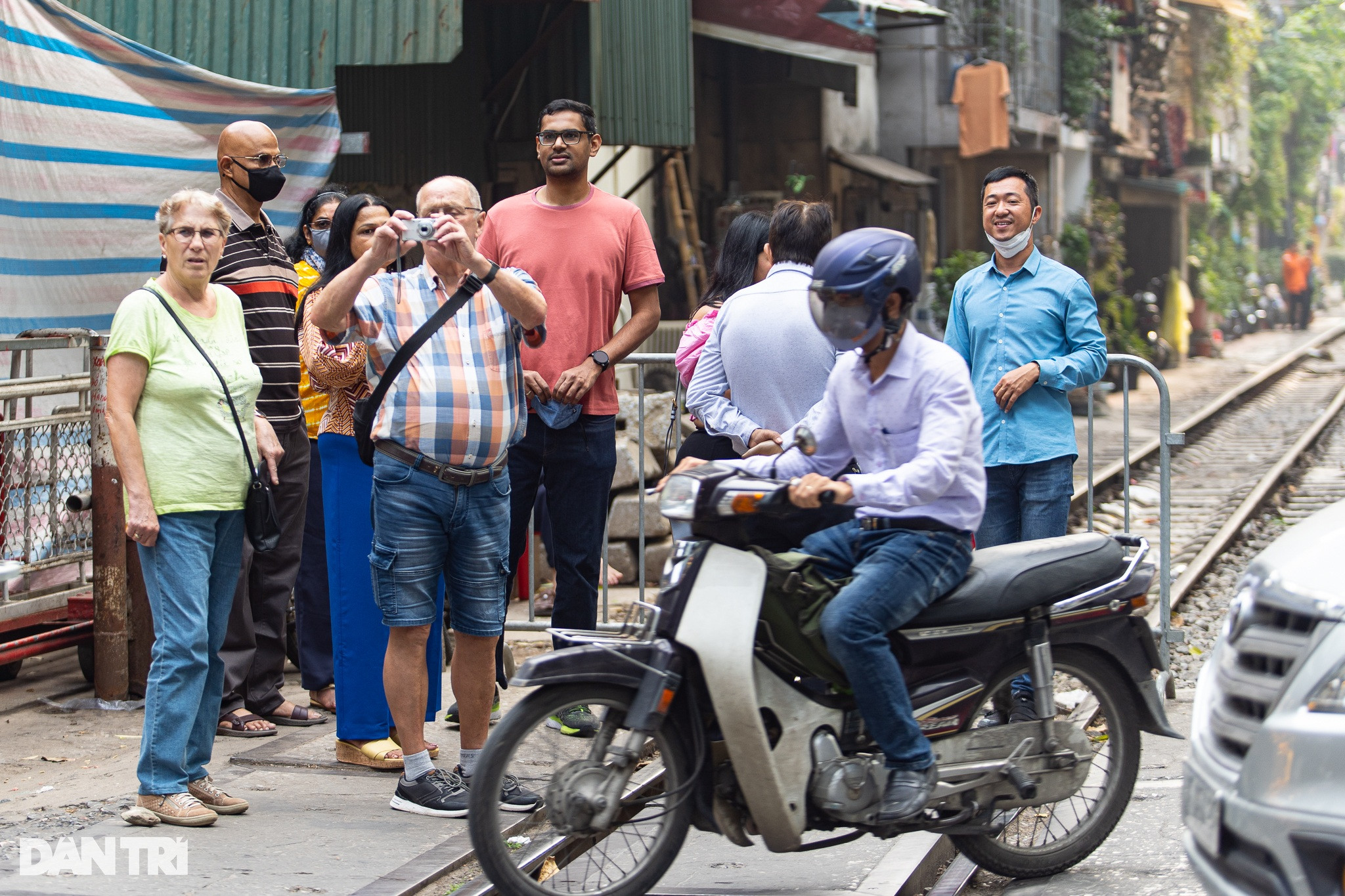 Né chốt kiểm soát, lén đưa du khách vào bên trong xóm cà phê đường tàu - 14