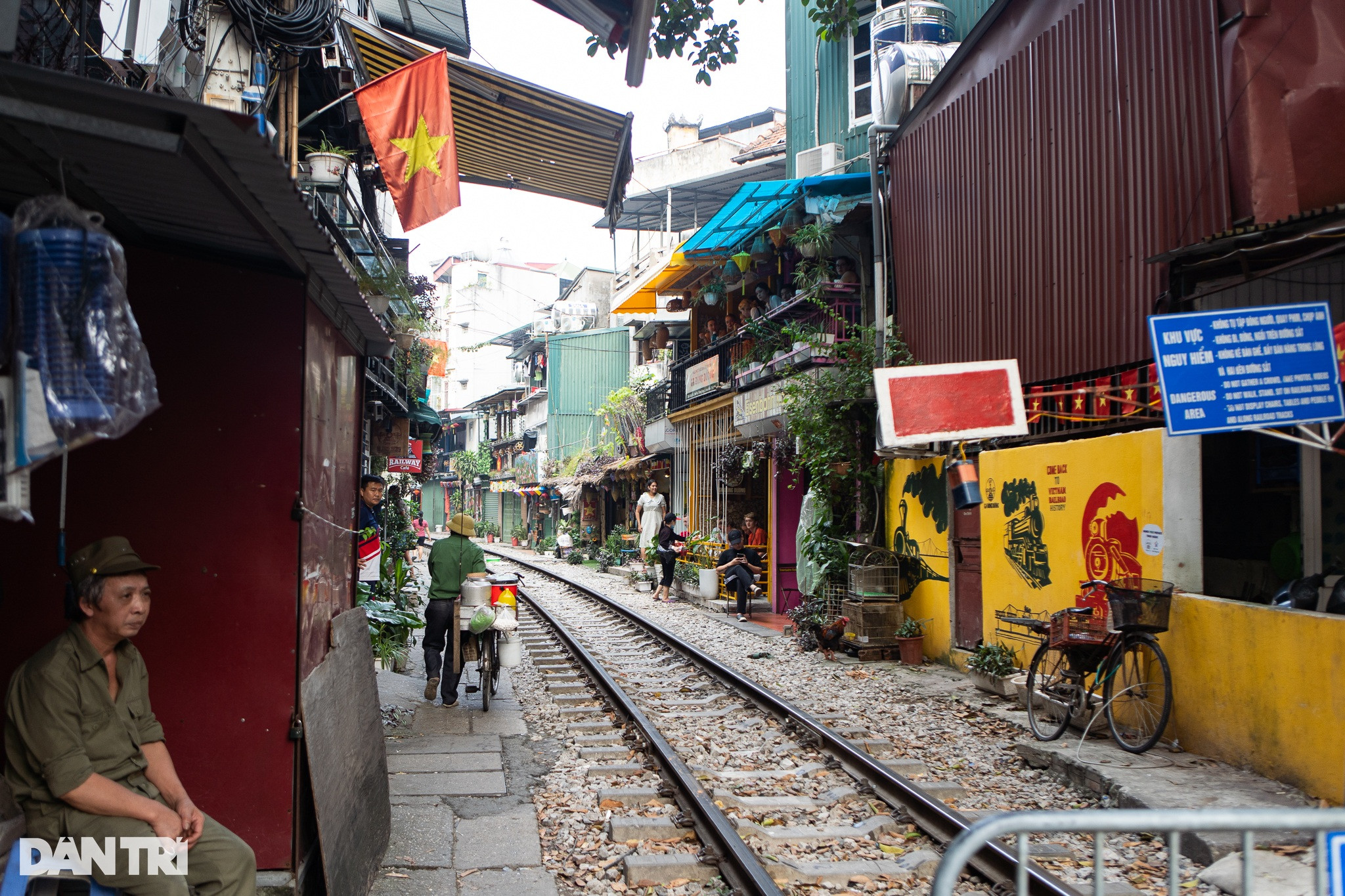 Né chốt kiểm soát, lén đưa du khách vào bên trong xóm cà phê đường tàu - 2