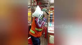 Tài xế taxi vác túi tiền xu tiết kiệm suốt 5 năm đi mua vàng tặng vợ