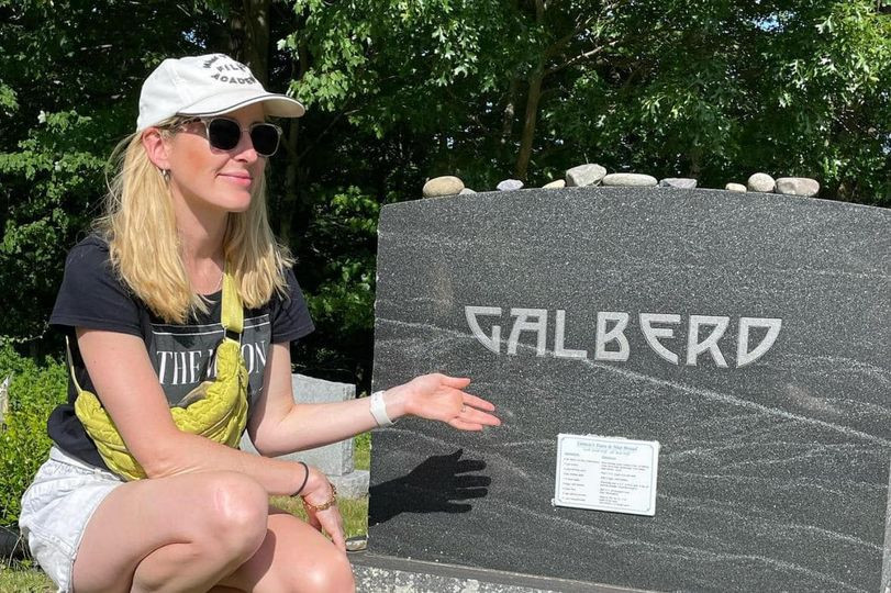 Cô gái chuyên vào nghĩa trang tìm kiếm công thức nấu ăn khắc trên bia đá