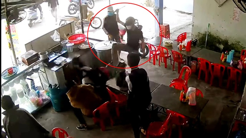Xôn xao clip 3 học sinh bị nhóm côn đồ xông vào quán đánh dã man ở Quảng Nam