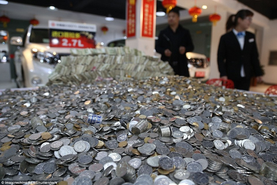 Thanh niên ‘chơi khó’ đại lý, mang 5 túi tiền xu tới đặt cọc mua ô tô