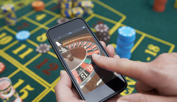 Nhà phát triển phàn nàn App Store quảng cáo ứng dụng cờ bạc