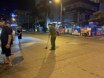 Hà Nội: Nhóm người mang dao phóng lợn, chai bia ném người đi đường giữa đêm