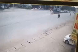 Cao tốc Thái Nguyên - Bắc Kạn: Xe ô tô sang đường ẩu, lật ngửa bụng giữa đường sau va chạm