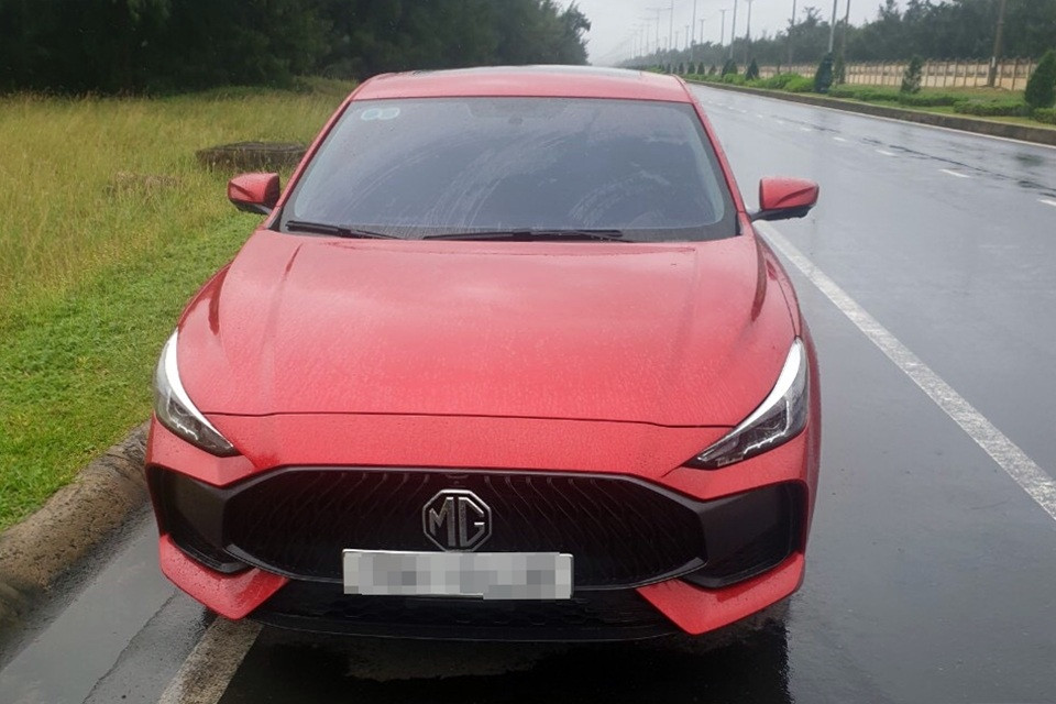 Chiếc ô tô màu đỏ đỗ trên bờ, nữ chủ nhân tử vong dưới biển - 1