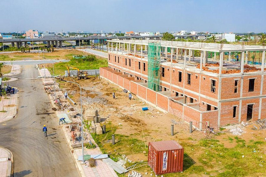 Bán nhà đất dự án phải qua sàn giao dịch: Ai lợi? ảnh 1