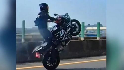 Cận cảnh nữ quái xế bốc đầu xe máy với tốc độ cao trên đường cao tốc