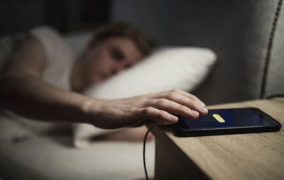 Đừng mang smartphone lên giường ngủ nữa