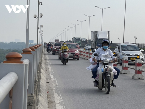 Cầu Thanh Trì thu hẹp làn hỗn hợp: Ô tô vẫn đi vào đường dành cho xe máy