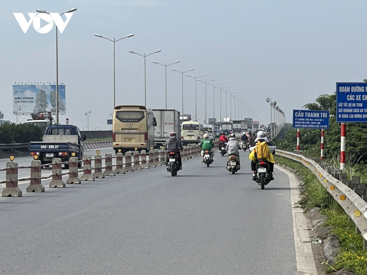 cau thanh tri thu hep lan hon hop O to van di vao duong danh cho xe may hinh anh 1