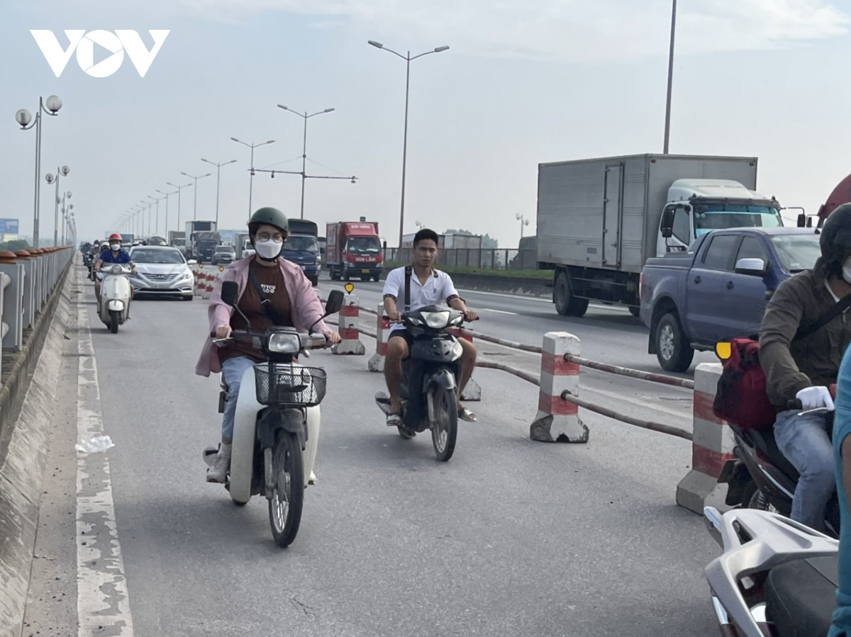 cau thanh tri thu hep lan hon hop O to van di vao duong danh cho xe may hinh anh 7