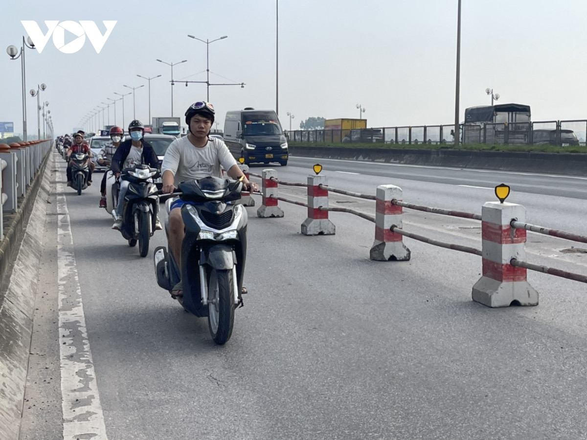 cau thanh tri thu hep lan hon hop O to van di vao duong danh cho xe may hinh anh 4