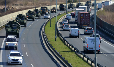 Hàng dài xe tải quân sự Anh và Romania tiến vào Moldova tiếp tế cho Ukraine