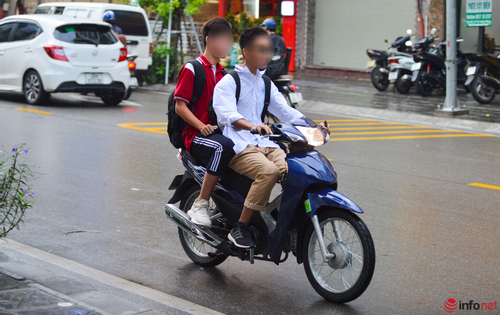 Hà Nội: Nhiều học sinh vẫn không đội mũ bảo hiểm khi điều khiển xe máy, dàn hàng 2, hàng 3