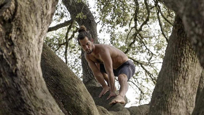 Nổi tiếng nhờ mở lớp dạy làm 'người rừng Tarzan' leo trèo, đánh đu trên cây