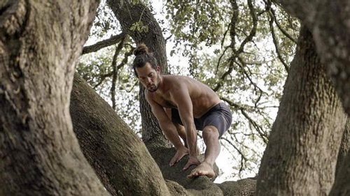Nổi tiếng nhờ mở lớp dạy làm 'người rừng Tarzan' leo trèo, đánh đu trên cây