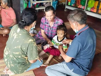 Bé gái sống sót vì ngủ quá say vào lúc xảy ra vụ xả súng kinh hoàng ở Thái Lan