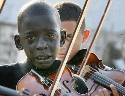 Bí ẩn hơn một thập kỷ về bức ảnh đứa trẻ vừa chơi đàn vừa khóc