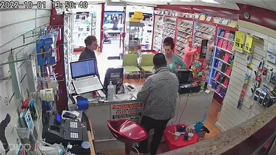 Hai 'nữ quái' dàn cảnh đánh lạc hướng chủ cửa hàng điện thoại để trộm đồ