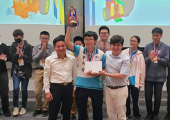 Học sinh Việt đạt giải vô địch cuộc thi lập trình robot Singapore