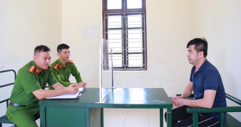 Bắt phóng viên chuyên “bảo kê” lưu thông vận tải -0