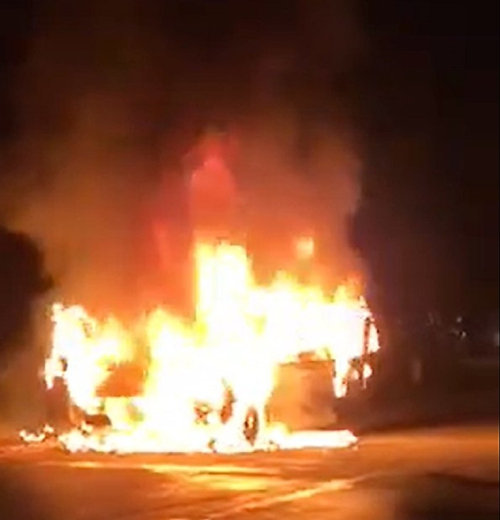 Ô tô con cháy rụi trên quốc lộ, 3 người may mắn thoát nạn