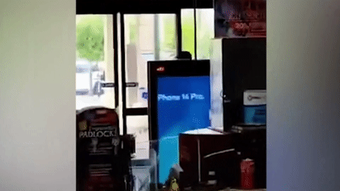 Lén dùng smartphone quay video cướp nổ súng trong trung tâm thương mại