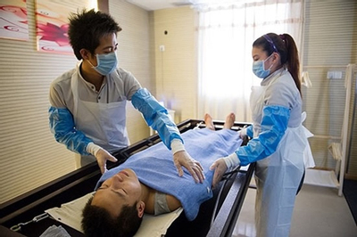 Thất nghiệp gia tăng, giới trẻ Trung Quốc chuyển nghề chăm sóc cho người chết