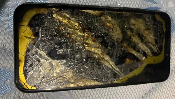 iPhone bốc cháy vì thay pin lô