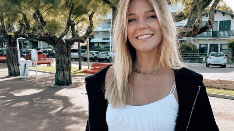 Cô gái 'khác người' để dân mạng quyết định thay mọi chuyện từ công việc cho tới tình yêu