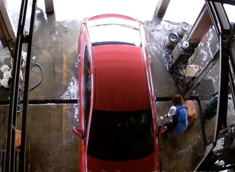 Nữ tài xế ném tiền xuống đất để nhân viên rửa ô tô nhặt gây phẫn nộ