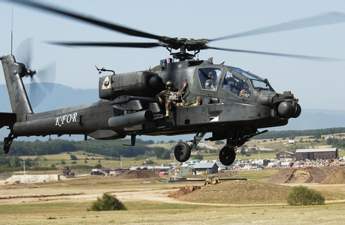Anh ‘bất ngờ’ cử trực thăng Apache và Chinook tới Estonia để tăng cường lực lượng NATO