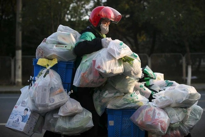 ‘Sốc’ shipper làm việc 17 tiếng, chỉ dám ăn một bữa để kịp giao 65 đơn hàng