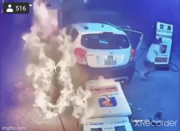 Thực hư clip ô tô húc đổ cây xăng gây cháy ngùn ngụt giữa lúc giá xăng tăng?
