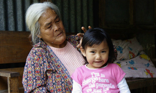 Nóng giận đổ bát cơm của con vào thùng rác, mẹ vợ nói câu này khiến tôi hối hận