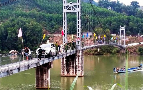 Thanh Hoá: Xe bán tải mắc kẹt trên cầu treo bắc qua sông Chu
