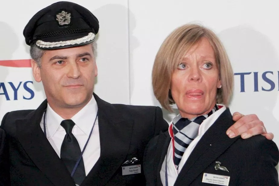 Hãng hàng không của Anh cho phép nam phi công trang điểm và sơn móng tay