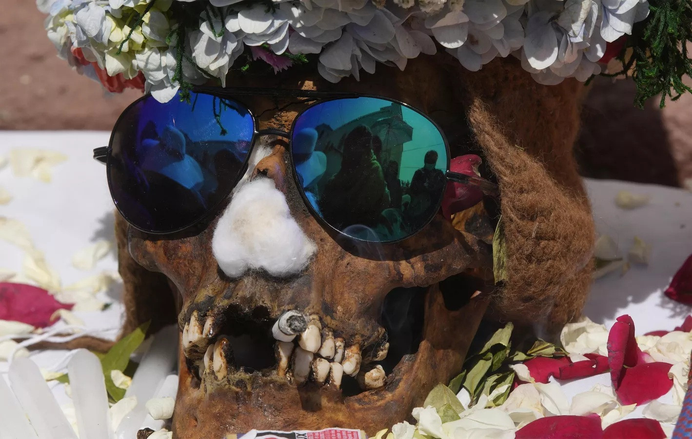 Chiếc sọ người được trang trí công phu trưng bày để giáo sĩ ban phước trong lễ hội thường niên tại một nghĩa trang ở La Paz, Bolivia.