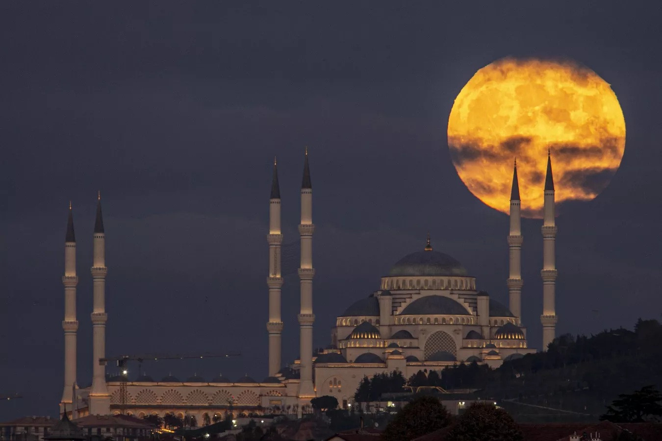 Cảnh nhật thực phía sau Nhà thờ Hồi giáo Camlik ở Istanbul.