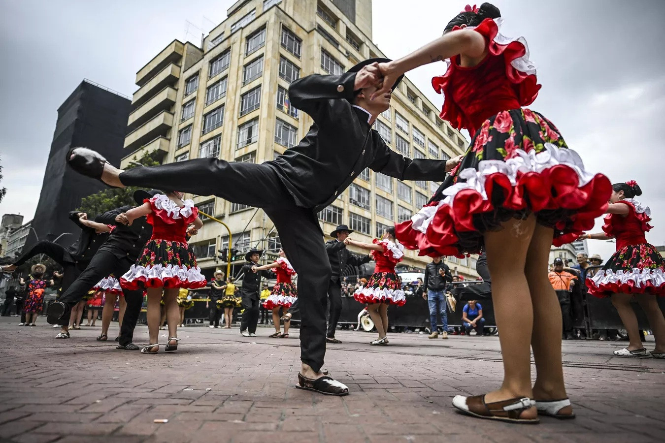 Các vũ công biểu diễn điệu nhảy Joropo truyền thống của Colombia và Venezuela.
