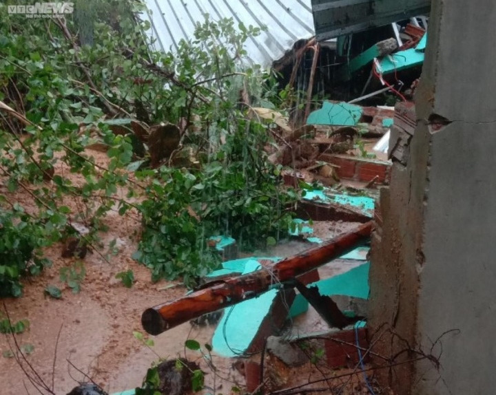 Phú Yên: Mưa lớn, sạt lở đất núi khiến 2 người bị thương - 1