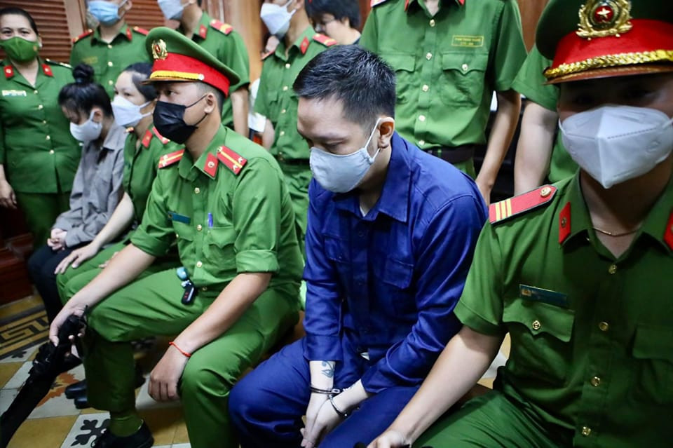 Vụ bé gái 8 tuổi bị bạo hành tử vong: Tội danh của bố đẻ có thể thay đổi tại tòa