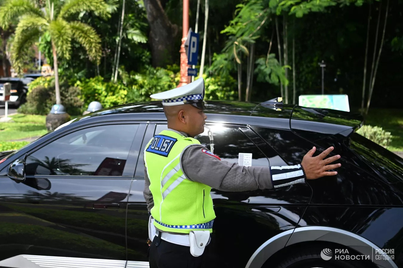 Người phụ nữ bị bắt vì cản trở đoàn xe của ông Biden