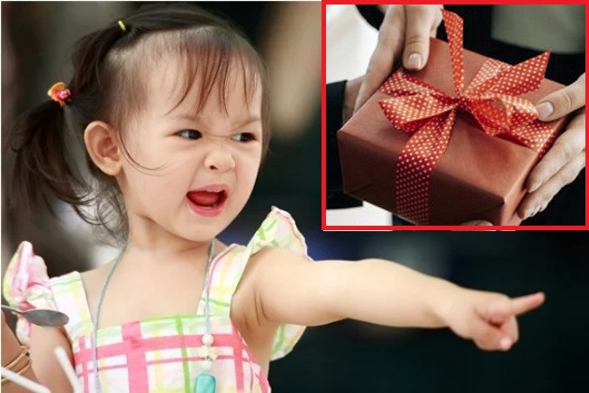Con gái bóc quà sinh nhật trước mặt khách rồi nói 1 câu khiến bố mẹ ngượng chín mặt