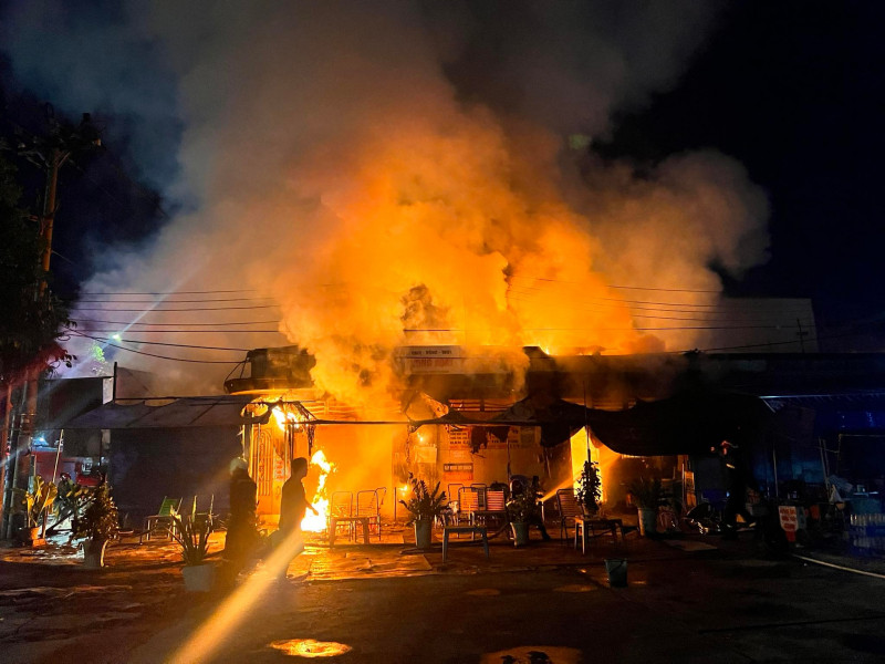 Lửa bao trùm tiệm sửa xe máy và một phần quán cà phê trong đêm -0